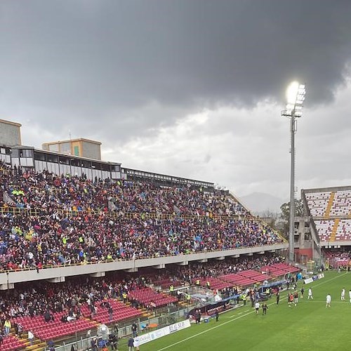 Tifoso granata accusa un malore allo stadio, ritardi nei soccorsi