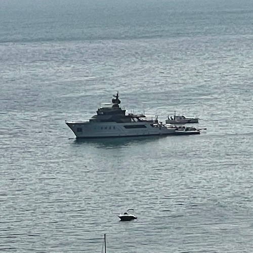 Tra Vietri e Cetara c'è "Masquenada", lo yacht dell'imprenditore Pier Luigi Loro Piana