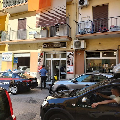 Trafugano indisturbati un salone di parrucchieri e scappano, si indaga a Salerno