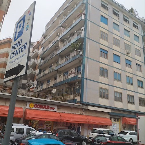 Tragedia a Salerno, uomo precipita dal terzo piano e muore