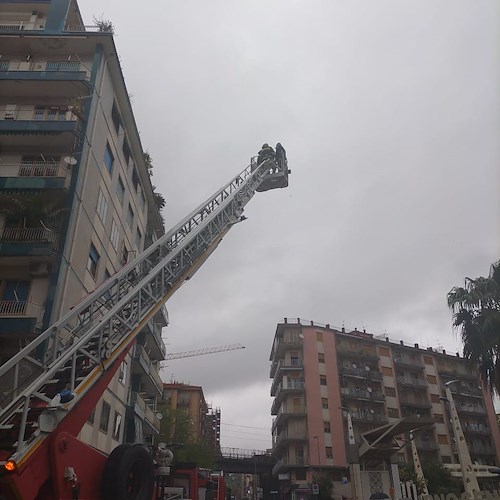 Tragedia a Salerno, uomo precipita dal terzo piano e muore