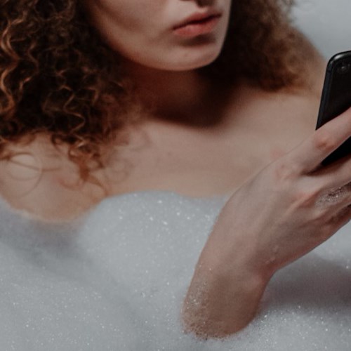 Tragedia nell'avellinese, ragazza rimane folgorata mentre era in vasca da bagno con lo smartphone