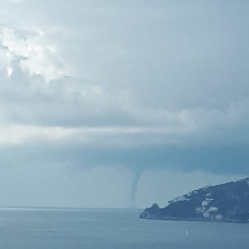 Tromba marina a largo della Costa d'Amalfi /foto /video
