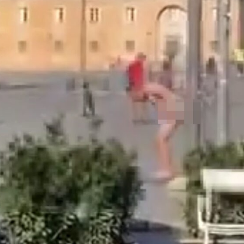 Uomo nudo fa il bidet davanti alla Reggia di Caserta, il video finisce sui social 