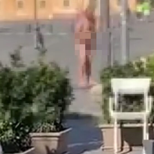 Uomo nudo fa il bidet davanti alla Reggia di Caserta, il video finisce sui social 