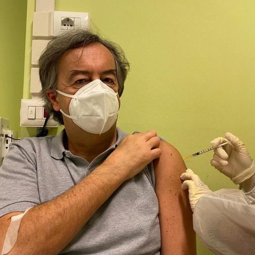 Vaccino anti-Covid. Tanti medici obiettori, Burioni: «Legge lo imponga!». Papa Francesco: «Scelta etica»