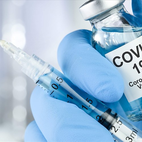 Vaccino Covid-19 in produzione, AstraZeneca: «Primi test positivi, a breve sperimentazione su larga scala»
