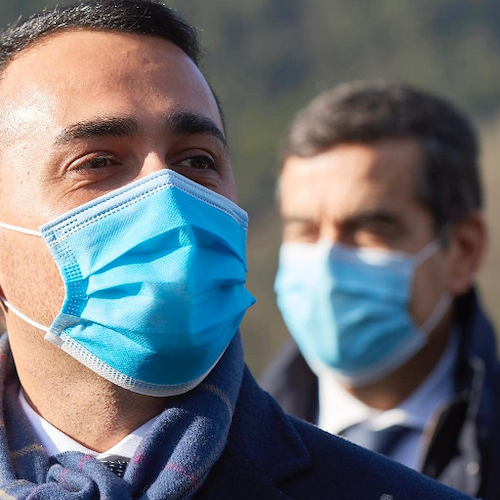 Vaccino Covid, Di Maio: «Presto potremo toglierci la mascherina e tornare alla libertà» 