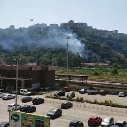 Vasto incendio a Posillipo, oltre 80 lanci d'acqua per domare le fiamme 