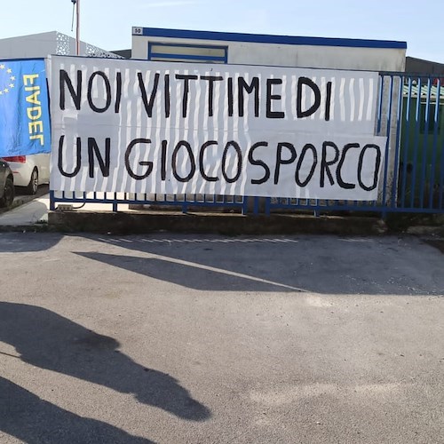 Vertenza "La Fabbrica", lavoratori in protesta davanti la palestra del centro commerciale