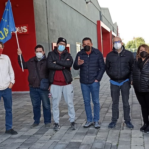 Vertenza "La Fabbrica", lavoratori in protesta davanti la palestra del centro commerciale