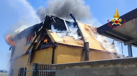 Incendio in abitazione a Paestum, distrutto il primo piano: intervento dei Vigili del Fuoco