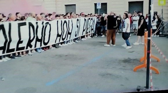 Salernitana in attesa della giustizia sportiva, gli ultras protestano in piazza contro il rinvio dei play-out