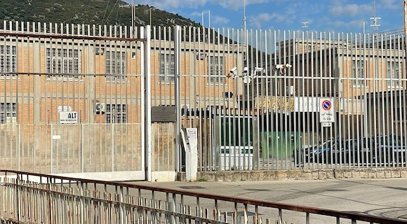 Salerno, detenuto salva un compagno dal suicidio nel carcere di Fuorni