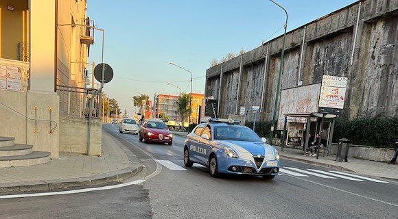 Salerno, minaccia di lanciarsi dalla finestra con un coltello