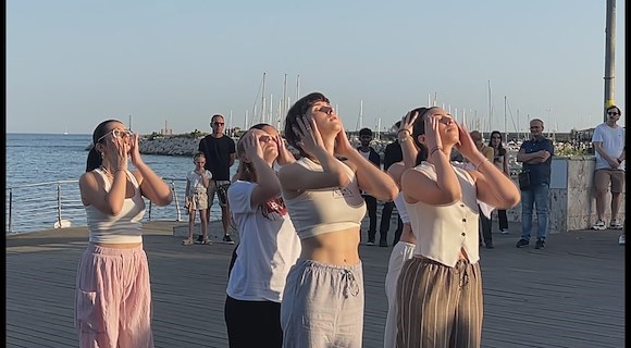 Santa Teresa si accende con l'energia del ballo: flash mob a sorpresa della scuola Salerno Danza