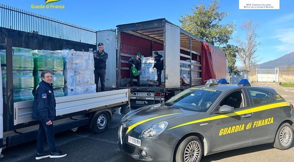 Sequestrati 14mila litri di gas refrigerante di contrabbando: denunciate cinque persone tra il salernitano e il napoletano