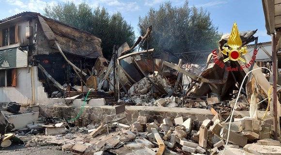 Villammare, incendio devasta uno stabile: nessun ferito